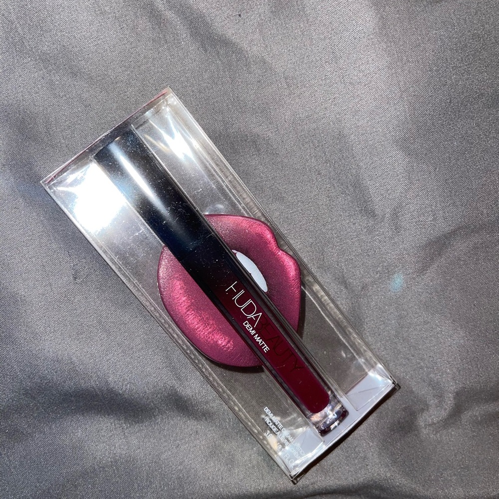 Huda Beauty Liquid Matte Lipstick - Deep Red